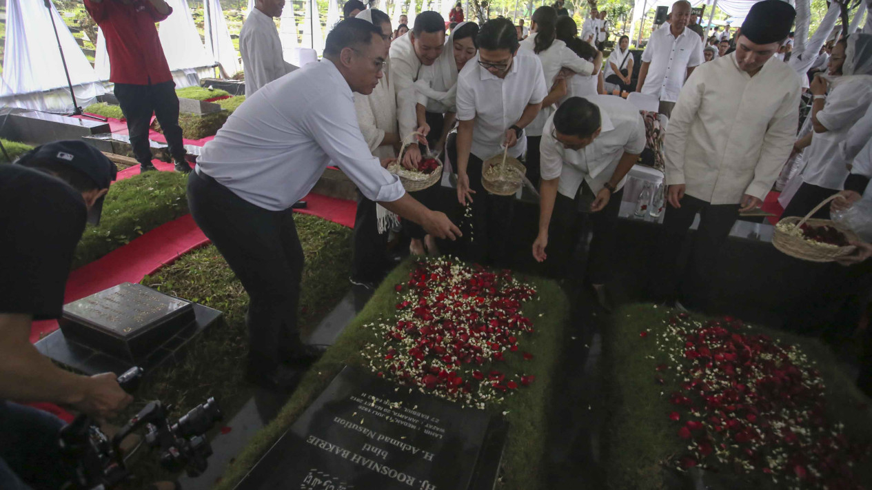 Ziarah Kubur Do'a & Tasyakuran 83 Tahun Bakrie Group