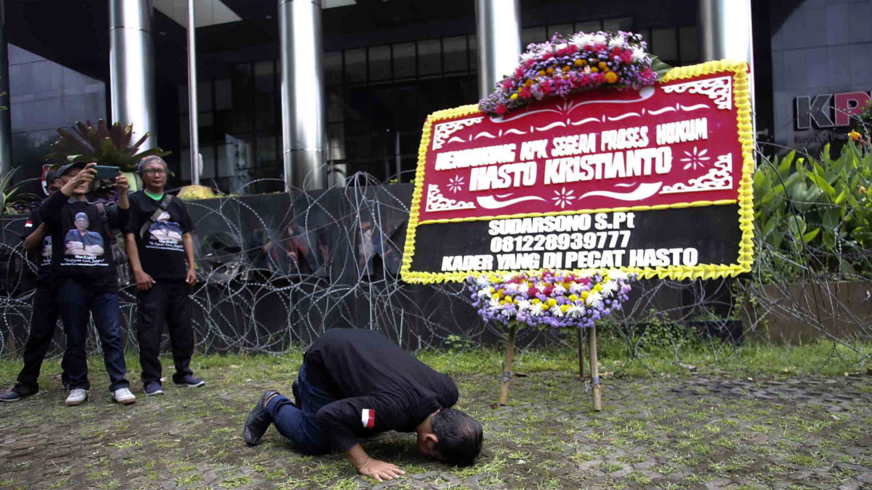 Aksi Sujud Syukur di KPK Usai Praperadilan Hasto Ditolak
