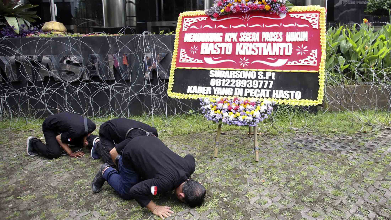 Aksi Sujud Syukur di KPK Usai Praperadilan Hasto Ditolak