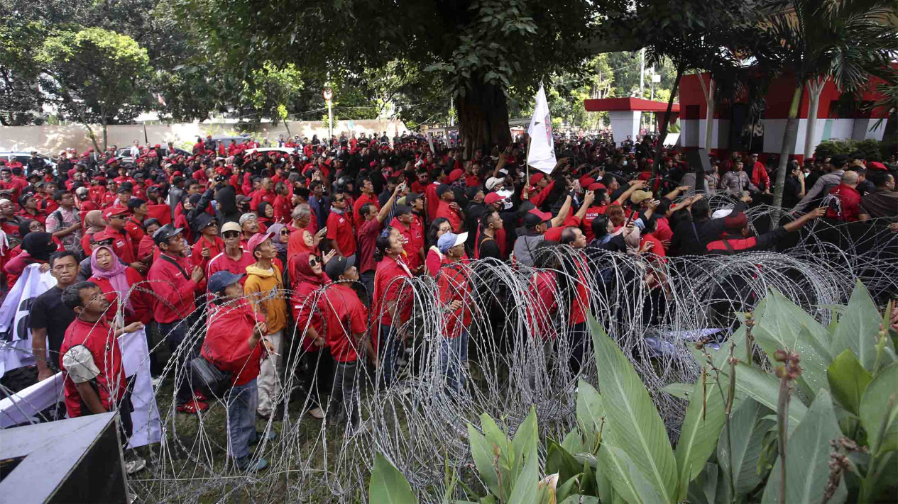 Masa Simpatisan PDIP Penuhi KPK Saat Hasto Diperiksa