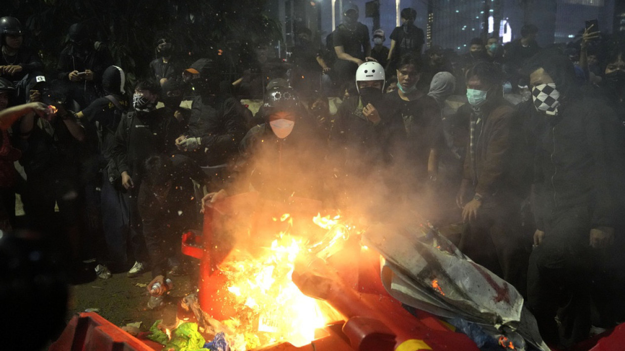 Masa Aksi Demo Mahasiswa Bertahan Hingga Malam