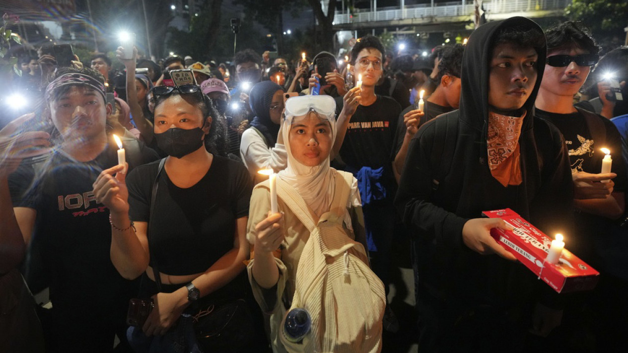 Masa Aksi Demo Mahasiswa Bertahan Hingga Malam