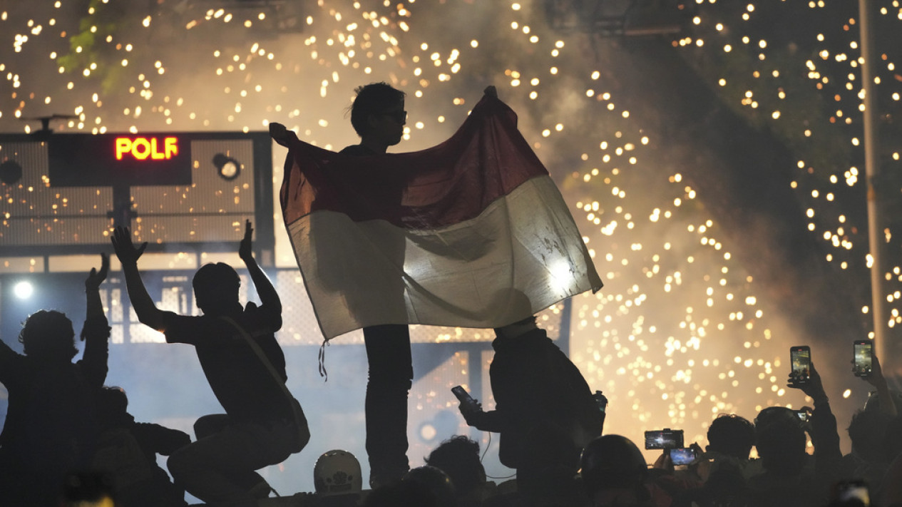 Masa Aksi Demo Mahasiswa Bertahan Hingga Malam