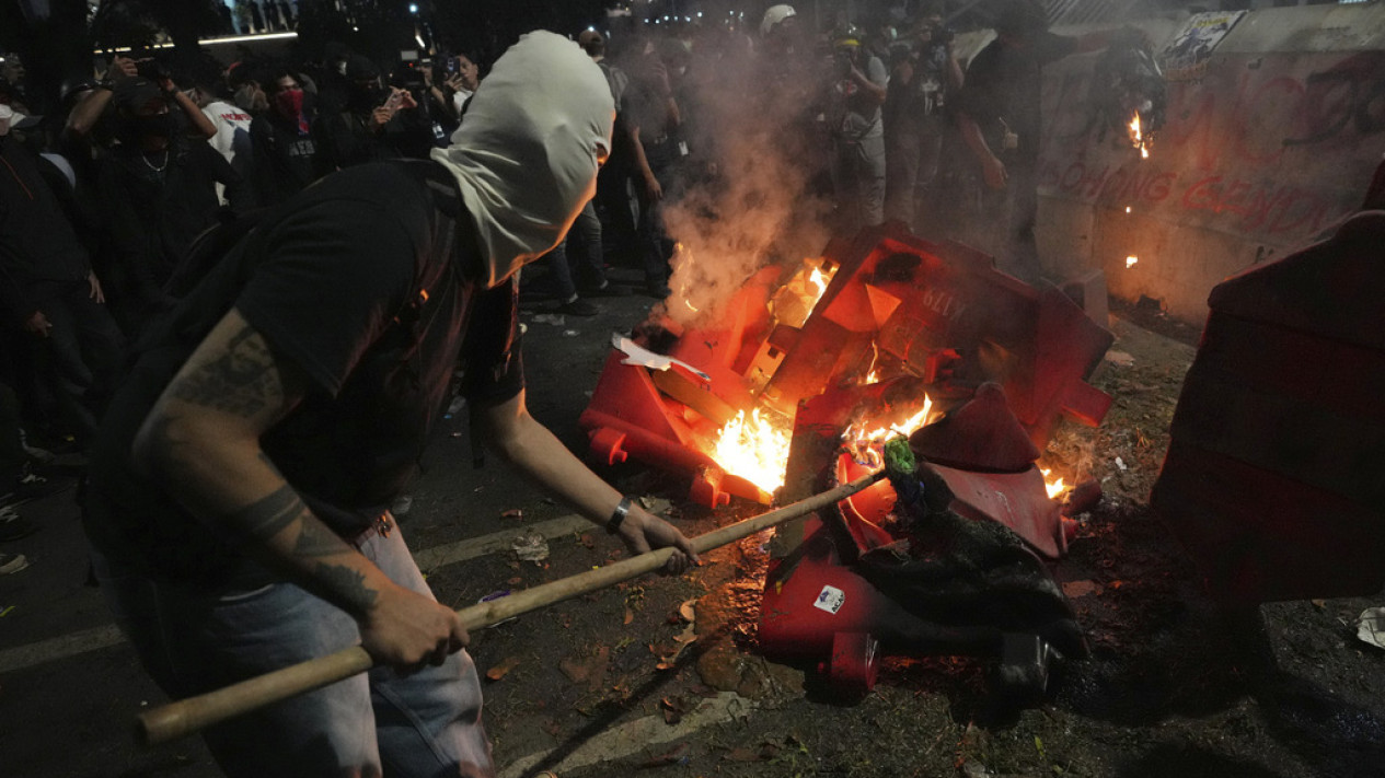 Masa Aksi Demo Mahasiswa Bertahan Hingga Malam