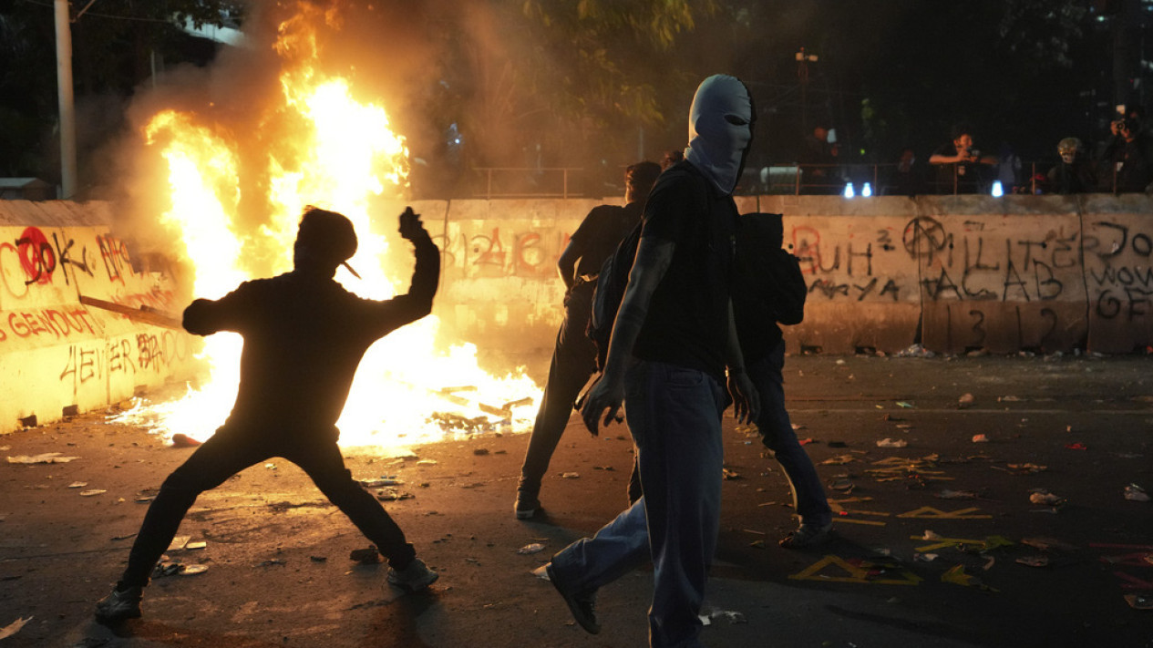 Masa Aksi Demo Mahasiswa Bertahan Hingga Malam