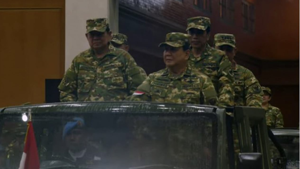 Presiden Prabowo Pimpin Parade Senja Retret Kepala Daerah