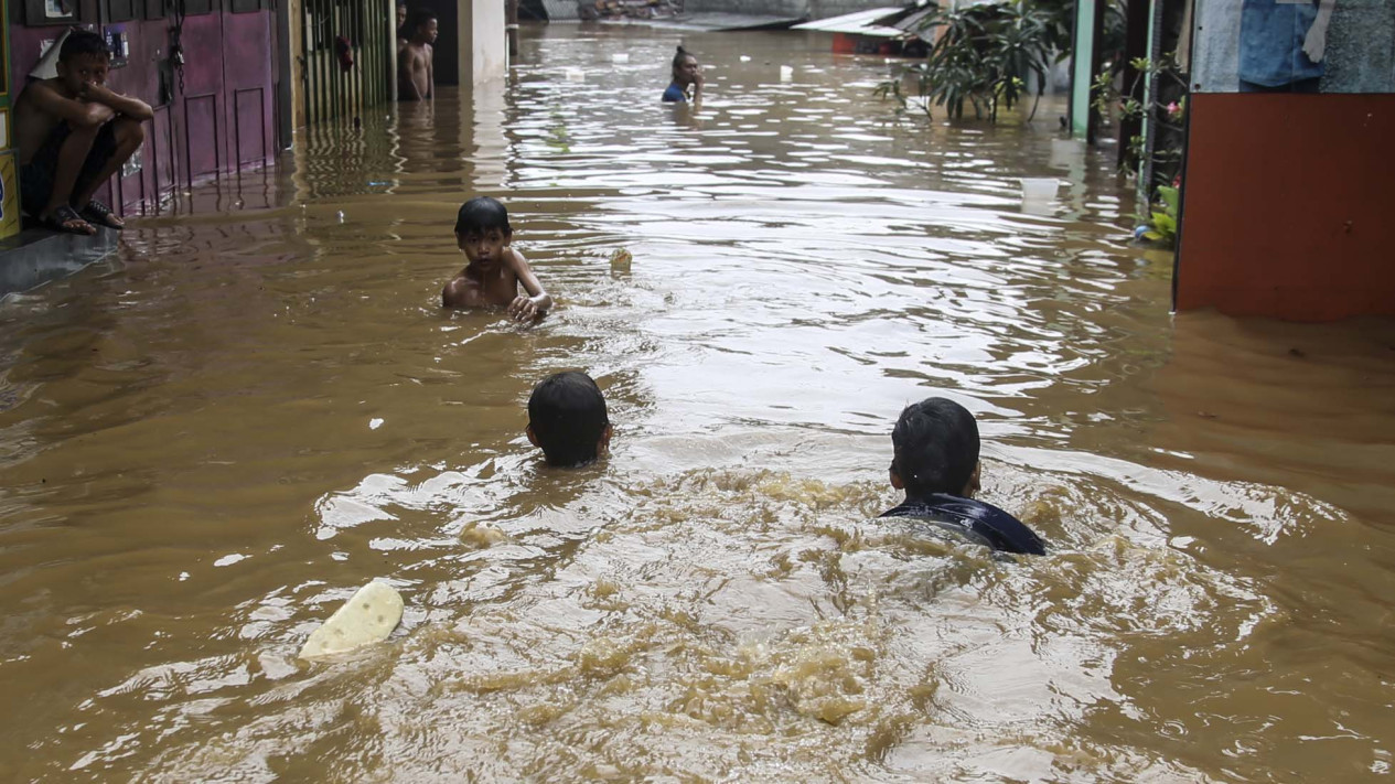 Anak-anak Bermain Saat Banjir