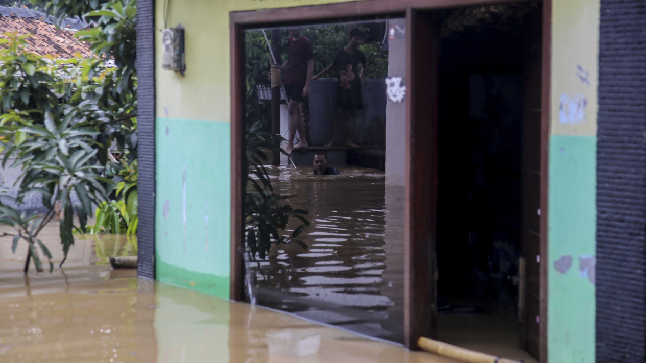 Anak-anak Bermain Saat Banjir