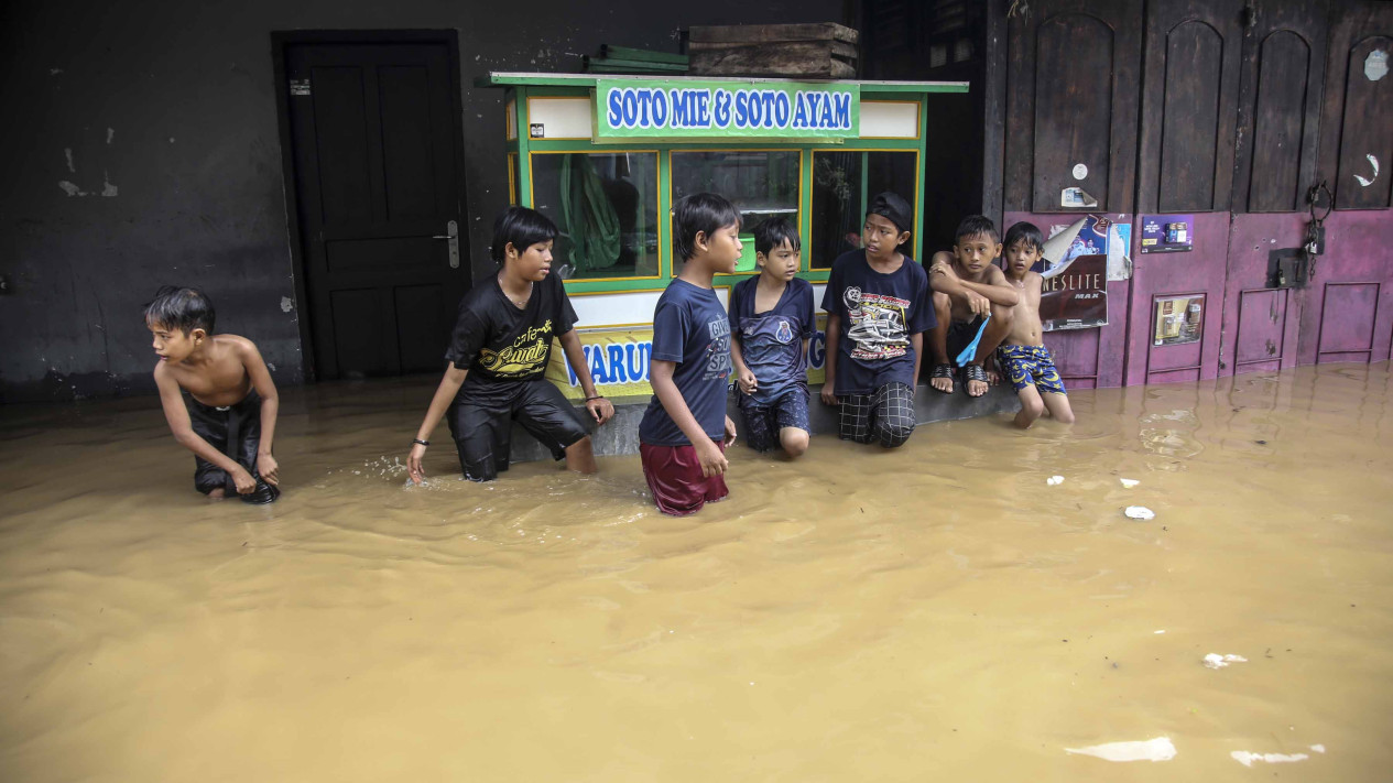 Anak-anak Bermain Saat Banjir