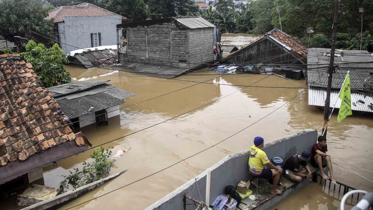 Banjir Setinggi Atap Rumah Warga Melanda Wilayah Jakarta