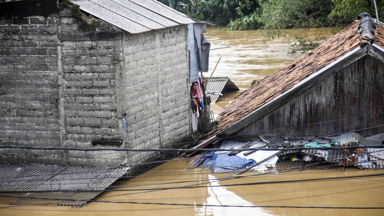 Banjir Setinggi Atap Rumah Warga Melanda Wilayah Jakarta