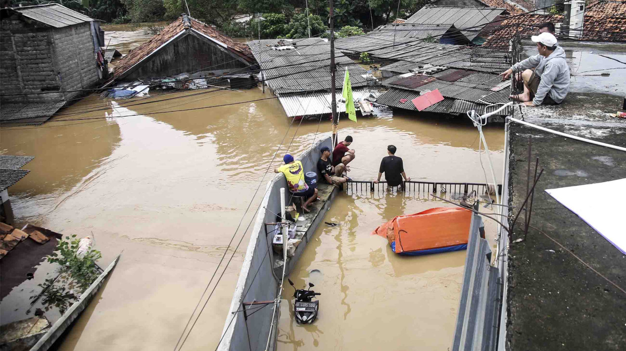 Banjir Setinggi Atap Rumah Warga Melanda Wilayah Jakarta