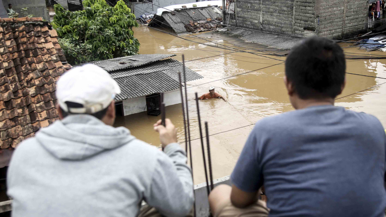 Banjir Setinggi Atap Rumah Warga Melanda Wilayah Jakarta