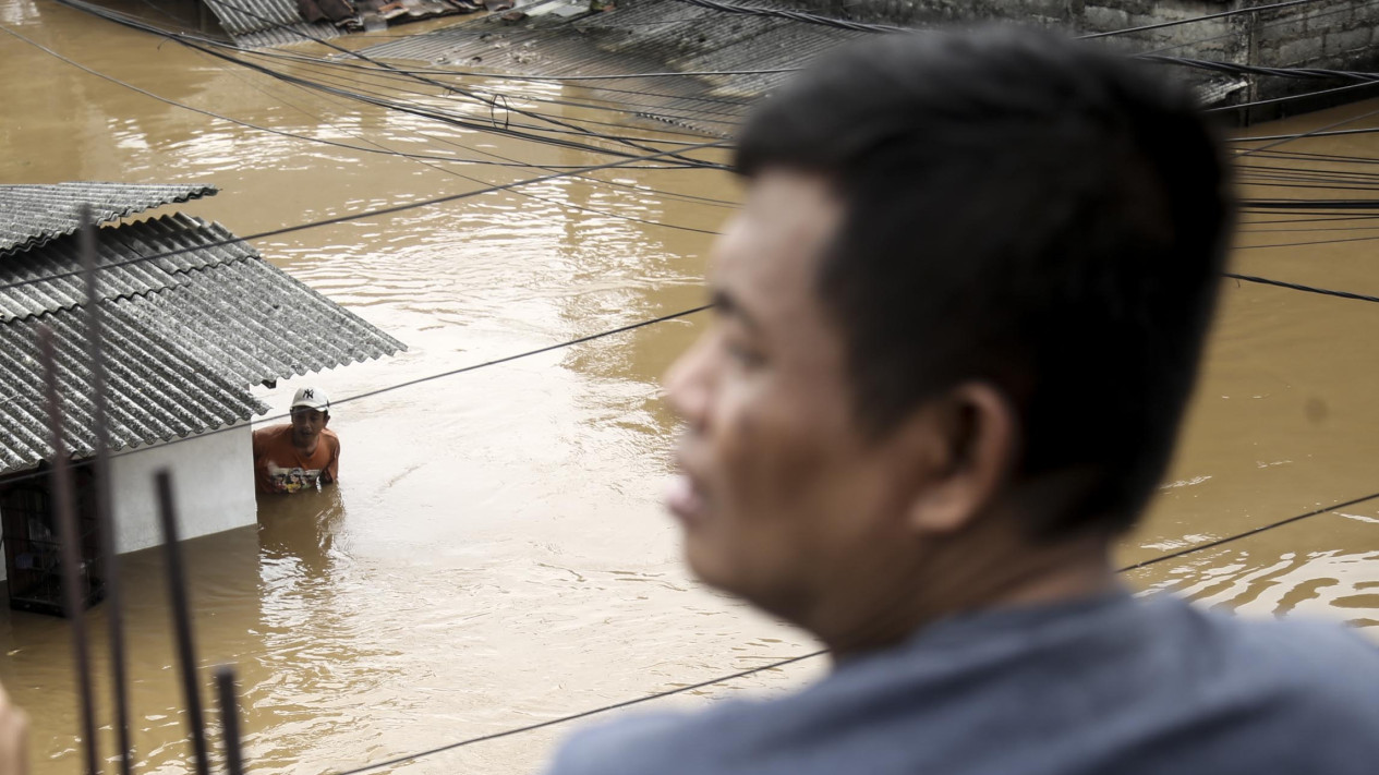 Banjir Setinggi Atap Rumah Warga Melanda Wilayah Jakarta