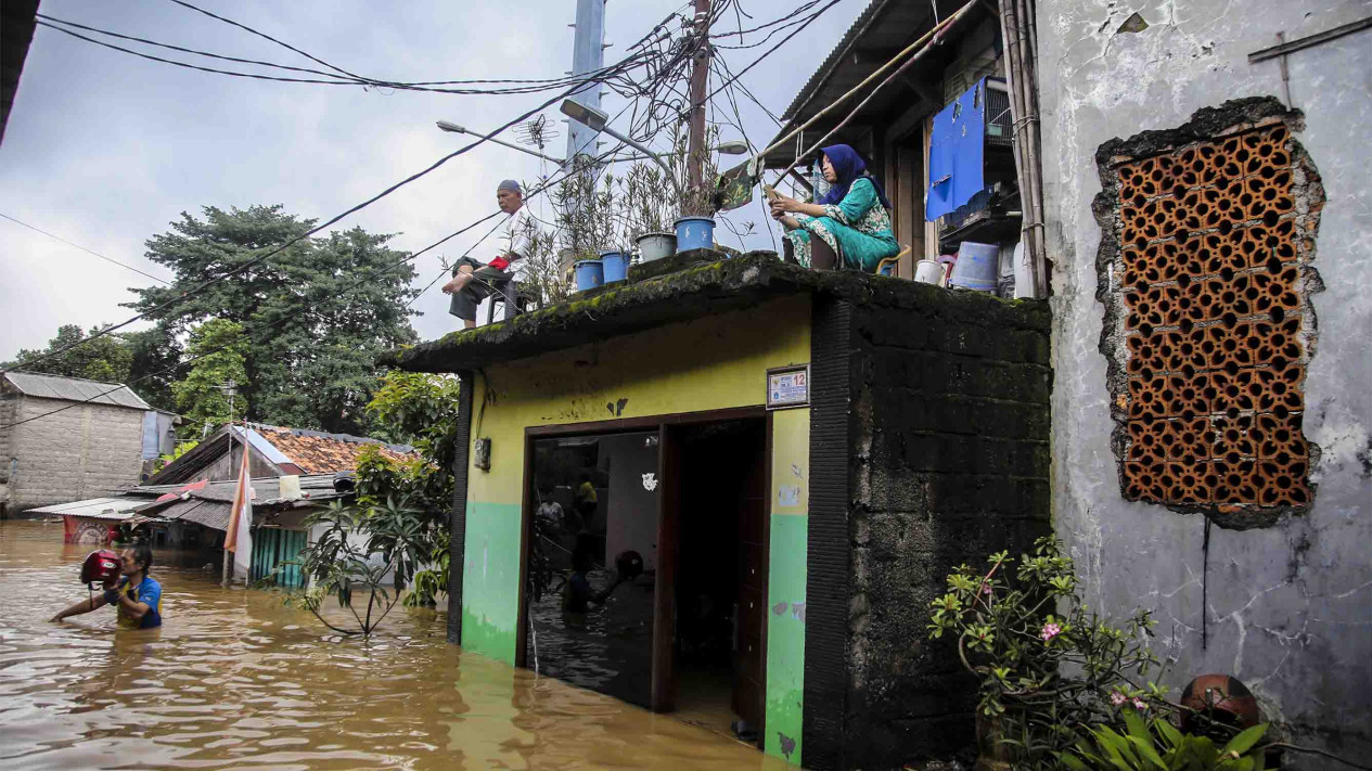 Banjir Setinggi Atap Rumah Warga Melanda Wilayah Jakarta