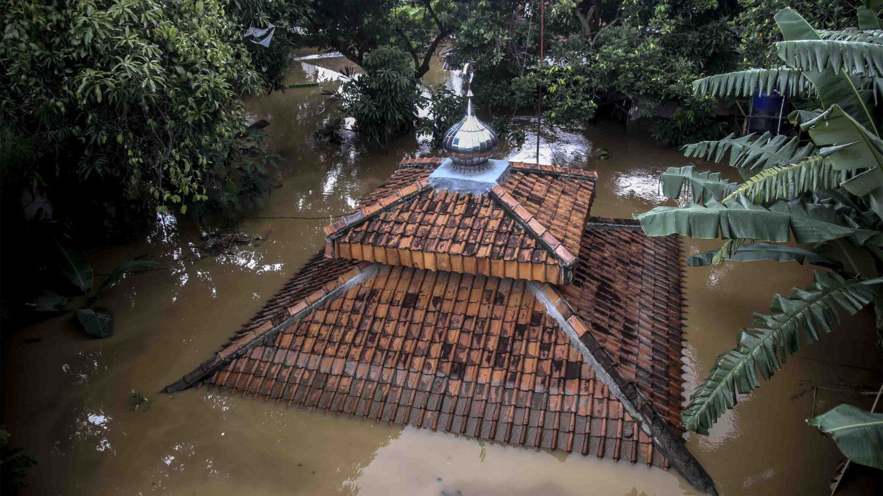 Banjir Setinggi Atap Rumah Warga Melanda Wilayah Jakarta