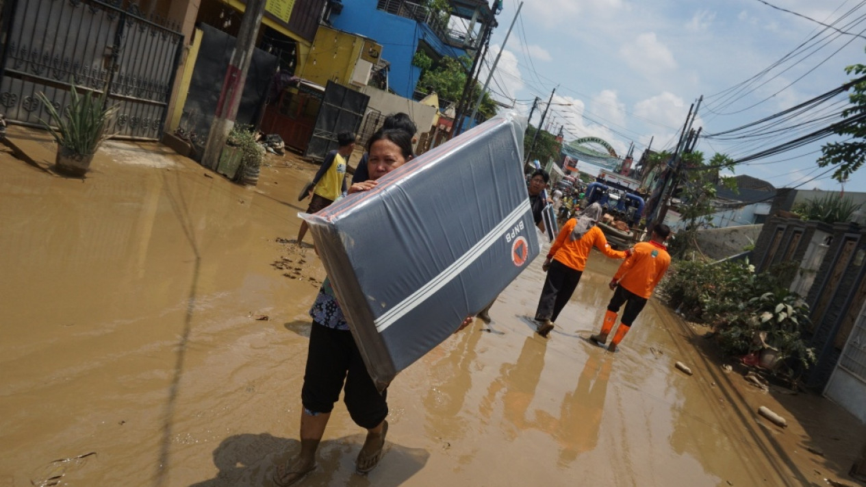 Warga Bersih-bersih Pasca Banjir Bekasi