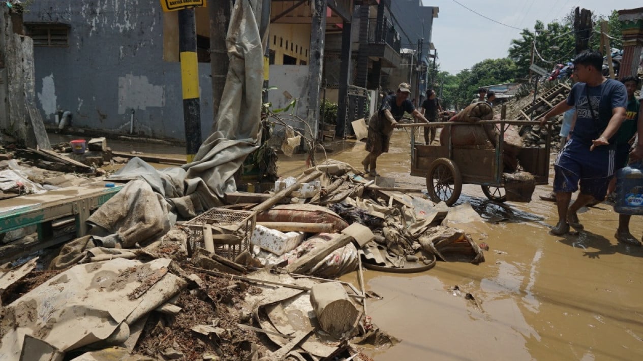 Warga Bersih-bersih Pasca Banjir Bekasi