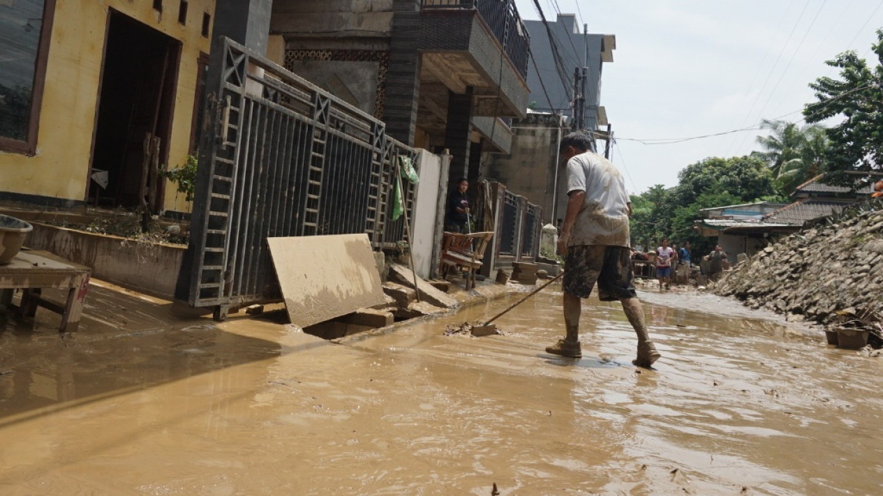 Warga Bersih-bersih Pasca Banjir Bekasi