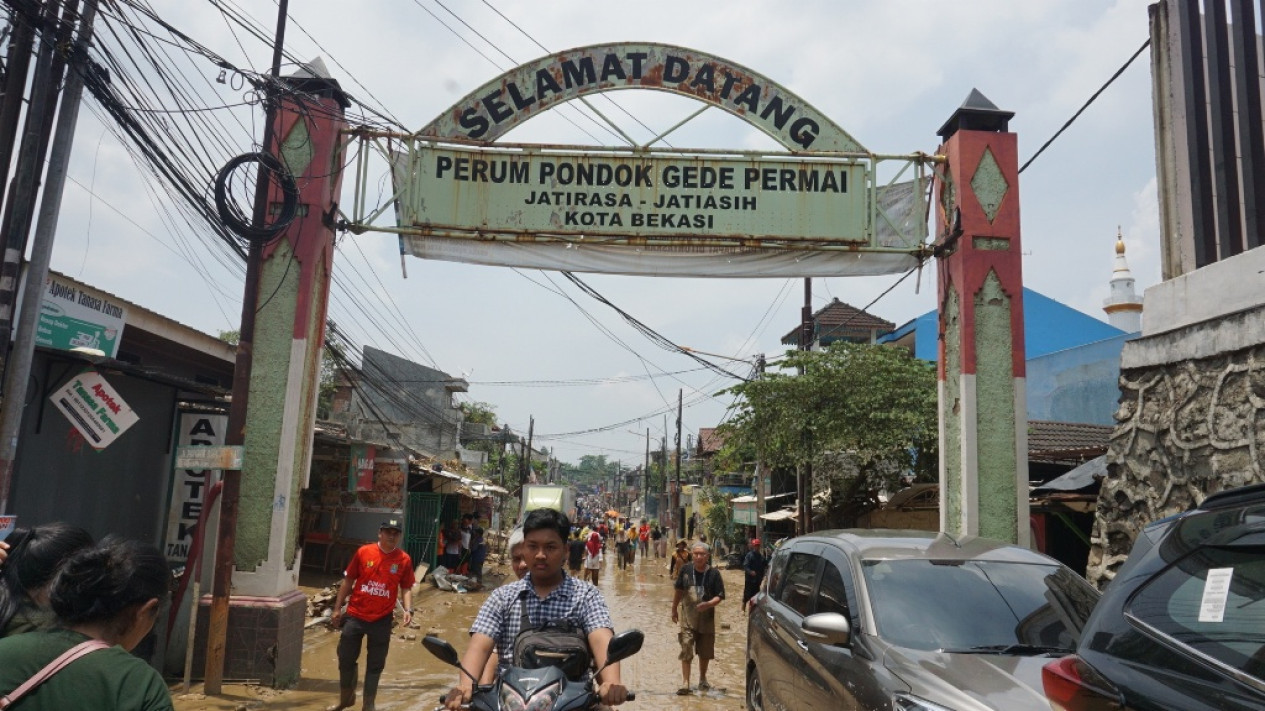 Warga Bersih-bersih Pasca Banjir Bekasi