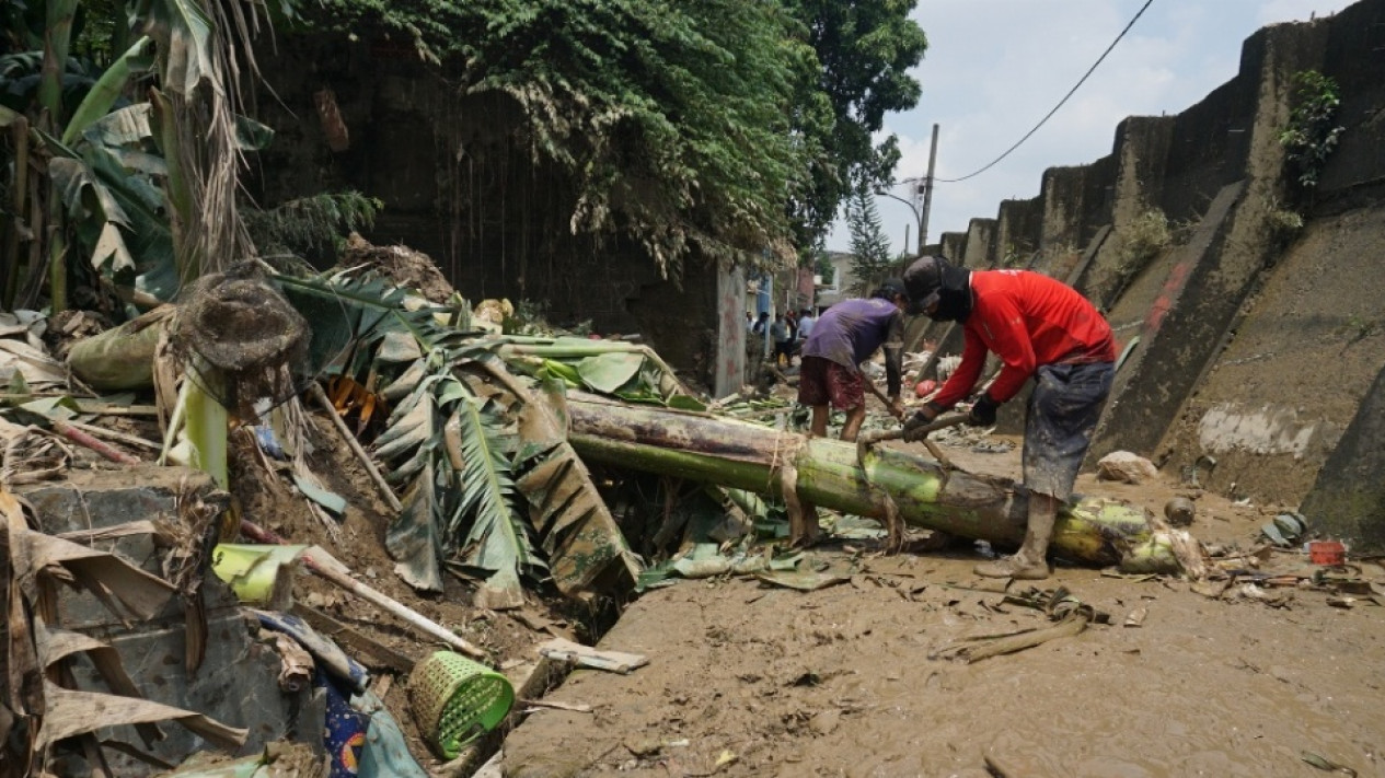 Warga Bersih-bersih Pasca Banjir Bekasi