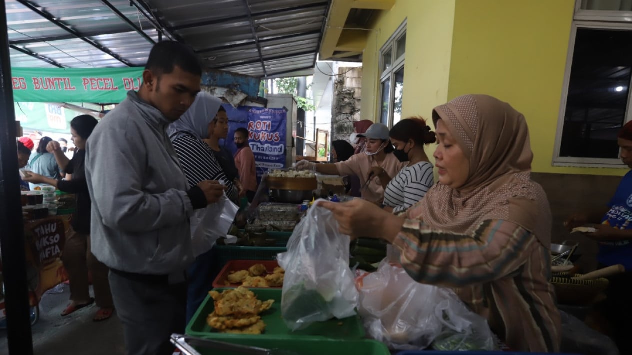 Potret 'War' Takjil Buka Puasa di Benhil