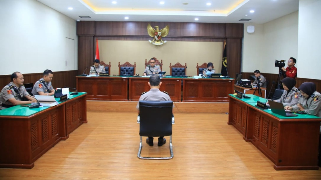 Sidang Etik Eks Kapolres Ngada AKBP Fajar Widyadharma Lukman
