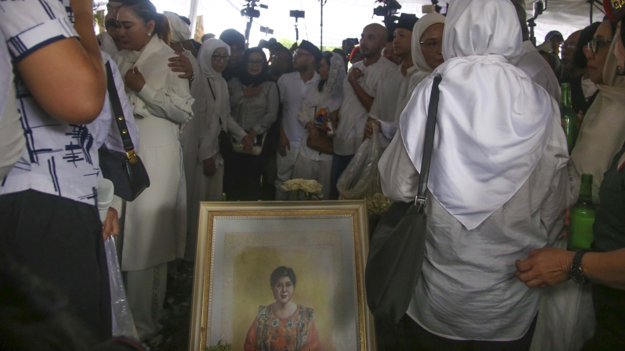 Pemakaman Musisi Senior Titiek Puspa di TPU Tanah Kusir