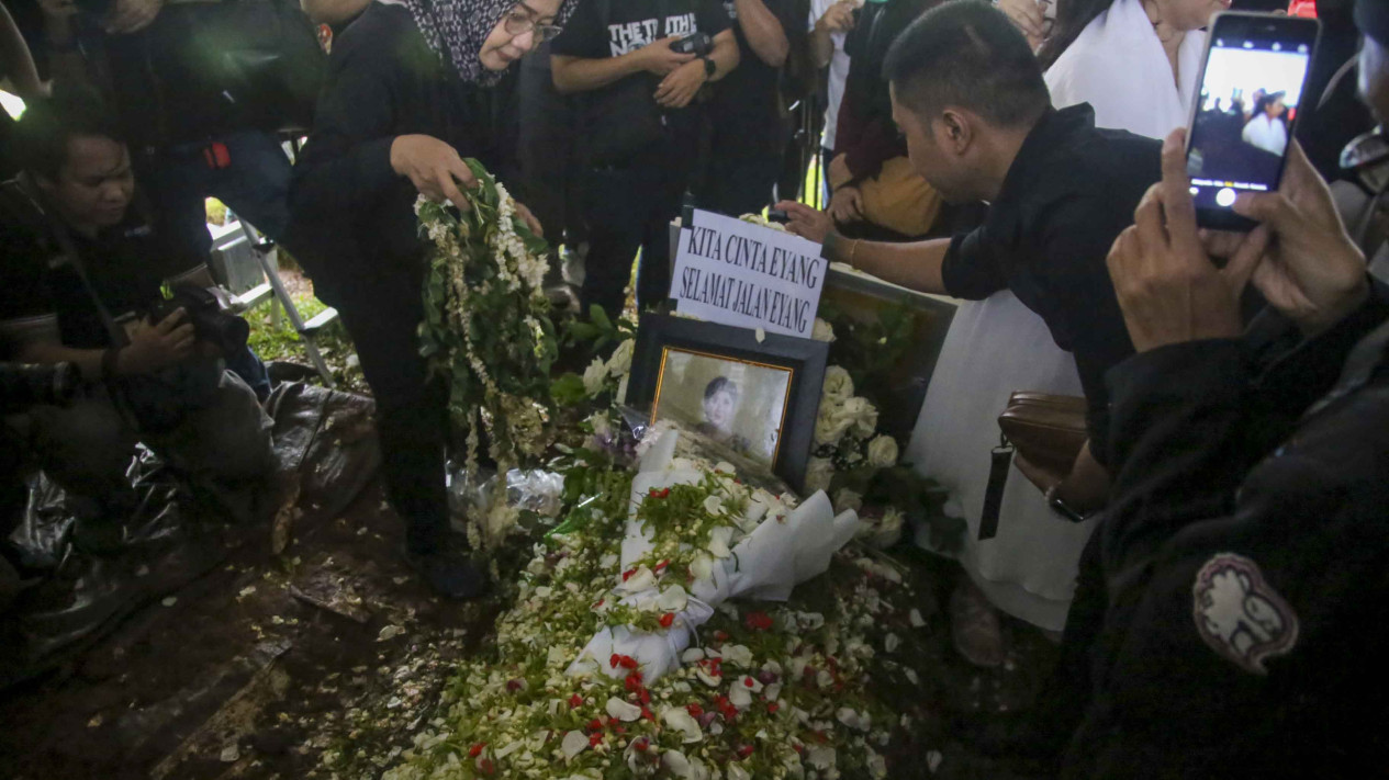 Pemakaman Musisi Senior Titiek Puspa di TPU Tanah Kusir