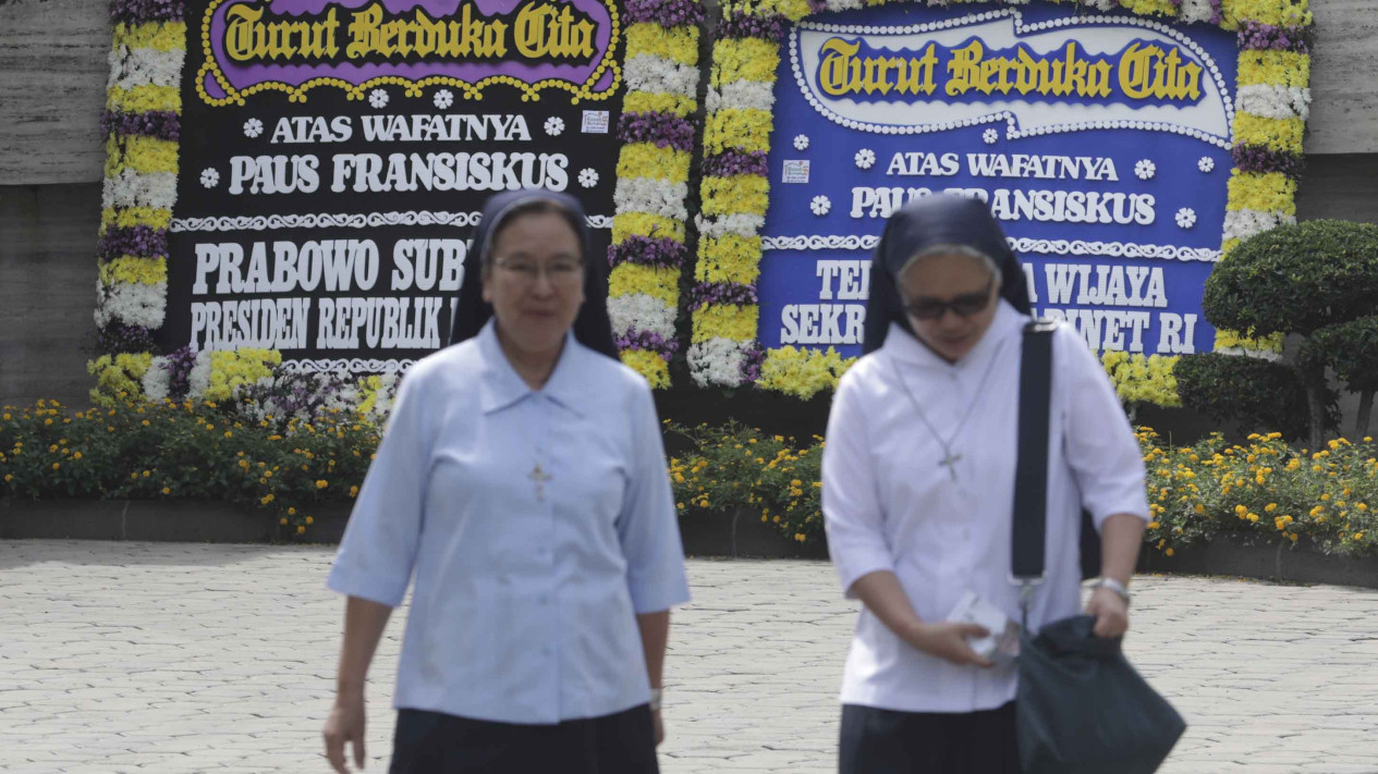 Umat Katolik Datangi Kedubes Vatikan Doakan Paus Fransiskus