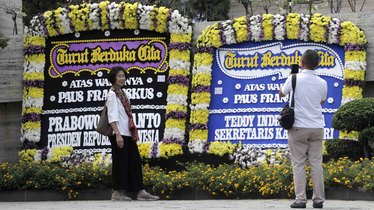 Umat Katolik Datangi Kedubes Vatikan Doakan Paus Fransiskus