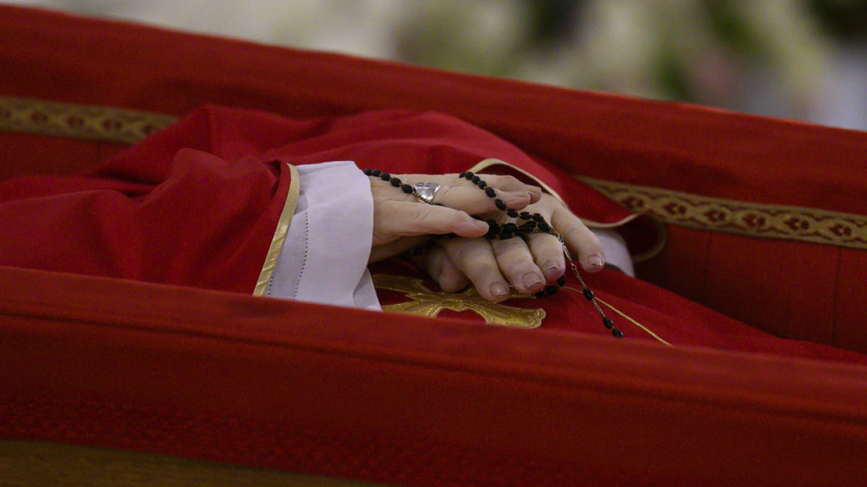 Vatikan Rilis Foto Jenazah Paus Fransiskus di Peti Terbuka