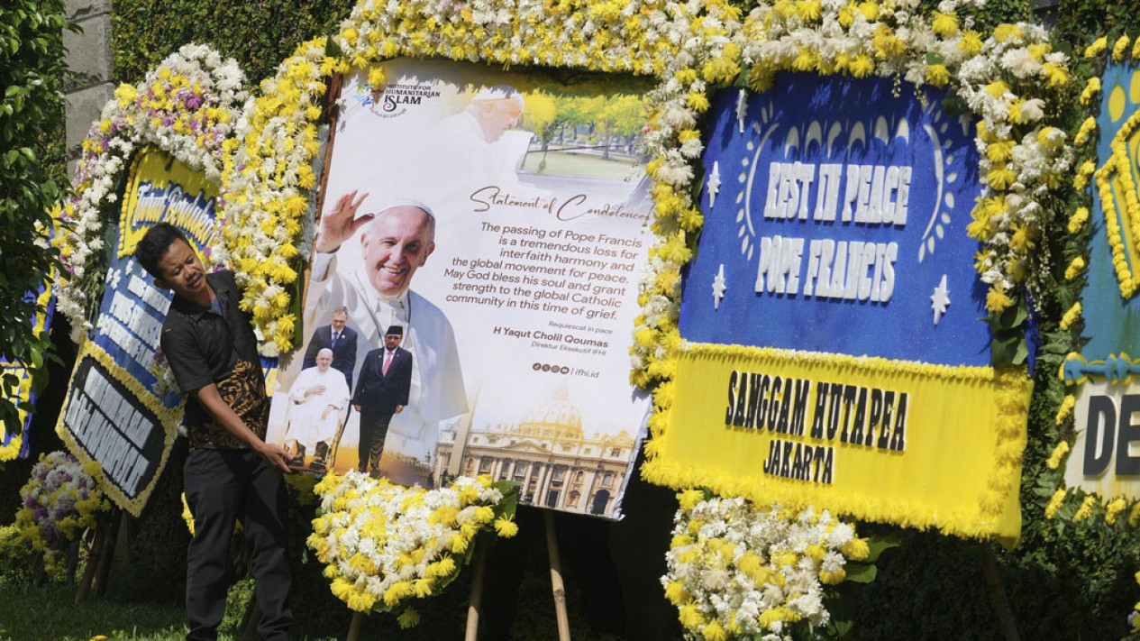 Antrean Panjang di Keduataan Vatikan untuk Doakan Paus