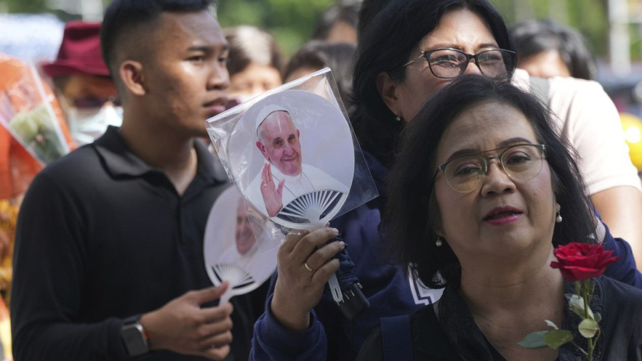 Antrean Panjang di Keduataan Vatikan untuk Doakan Paus