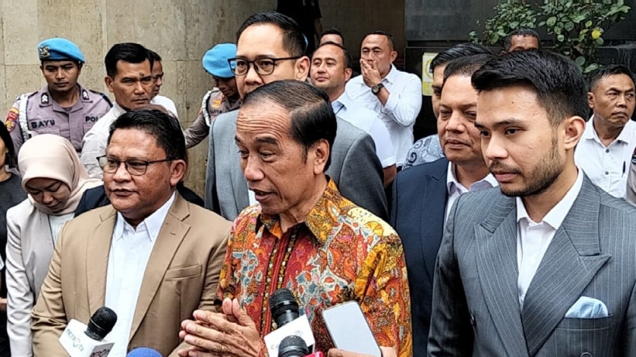 Jokowi ke Polda Metro Jaya Laporkan Tuduhan Ijazah Palsu - Vlix.id
