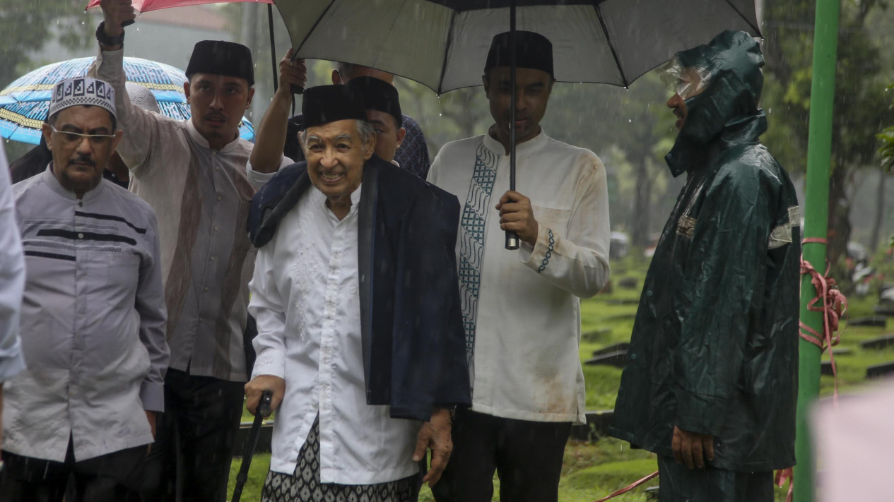 Pemakaman Suami Najwa Shihab, Ibrahim Sjarief Assegaf