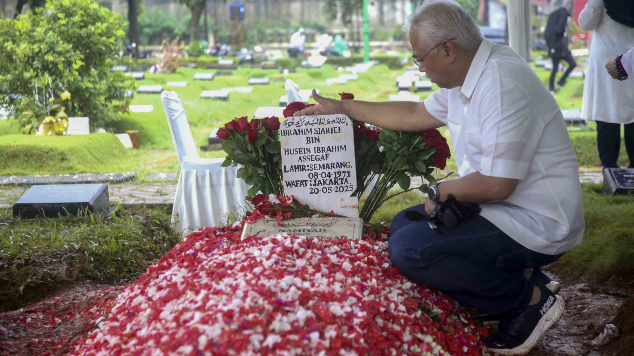 Pemakaman Suami Najwa Shihab, Ibrahim Sjarief Assegaf
