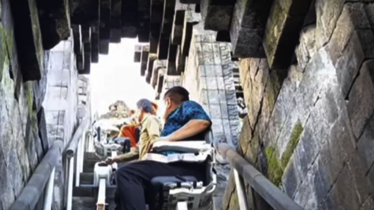 Penampakan Stairlift di Candi Borobudur