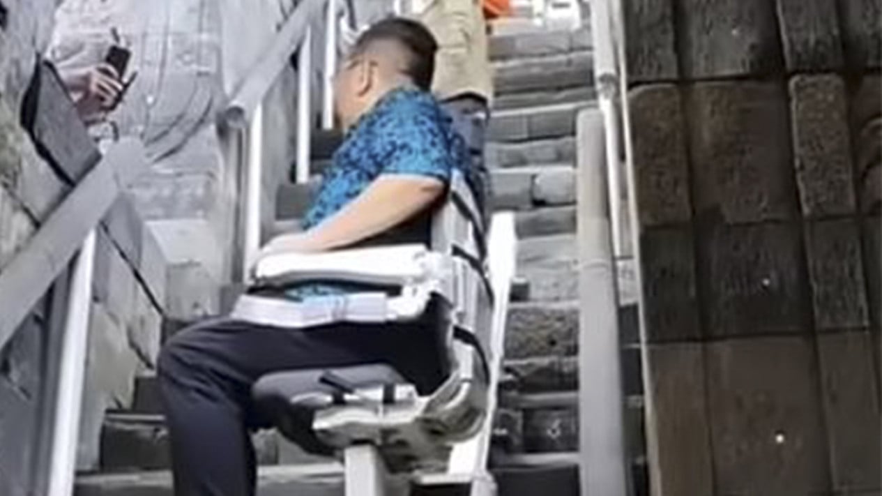 Penampakan Stairlift di Candi Borobudur