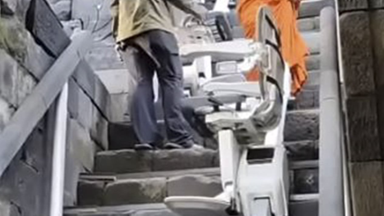 Penampakan Stairlift di Candi Borobudur
