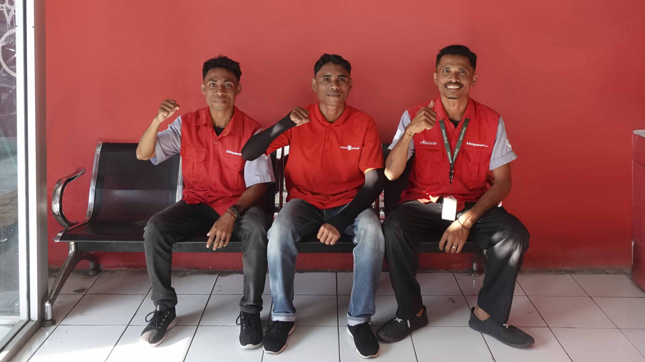 Kisah Kurir Jaga Konektivitas di Hari Logistik Nasional 2025