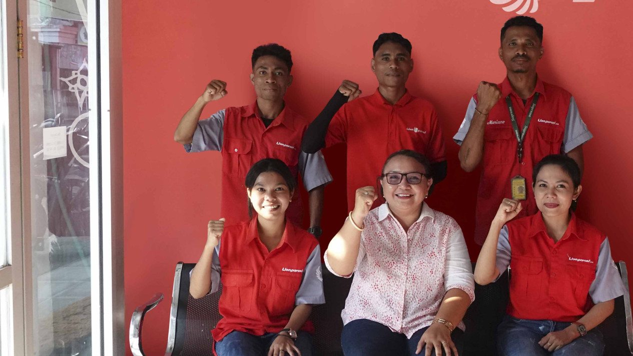 Kisah Kurir Jaga Konektivitas di Hari Logistik Nasional 2025