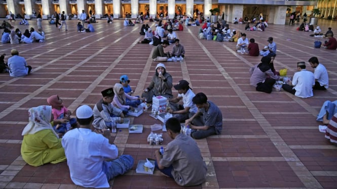 Buka Puasa Bersama di Masjid Istiqlal - Vlix.id