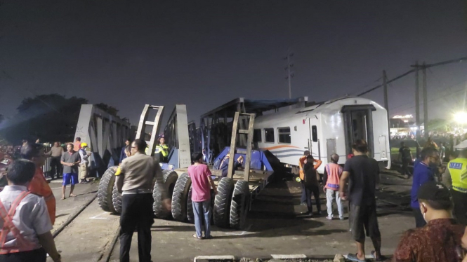 Kecelakaan Kereta Api Brantas Tabrak Truk Di Semarang - Vlix.id