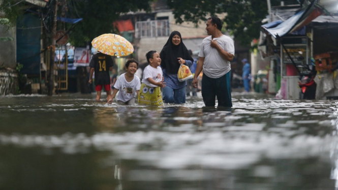 Intensitas Hujan Tinggi, Banjir Landa Beberapa Titik Di JKT - Vlix.id