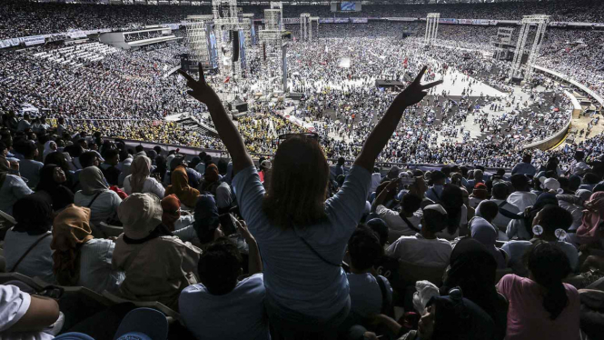 Kampanye, GBK Membiru Lautan Massa Pendukung Prabowo-Gibran - Vlix.id