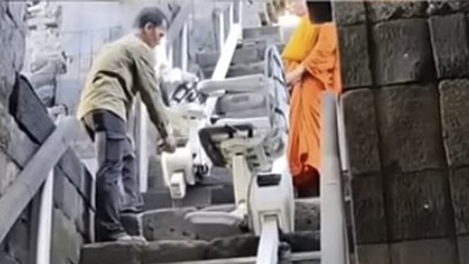 Penampakan Stairlift di Candi Borobudur