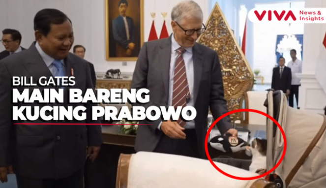 Pegang Boneka Hiu, Bill Gates Main Bareng Bobby Kertanegara
