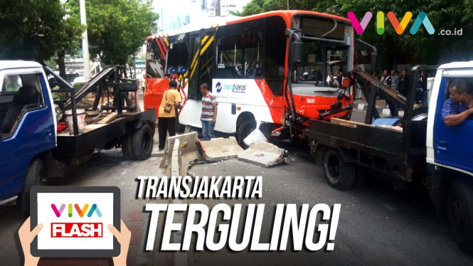 Bus Transjakarta Terguling Di Jalan Gatot Subroto