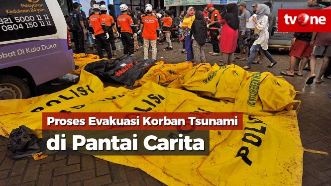 Proses Evakuasi Korban Tsunami di Pantai Carita Banten